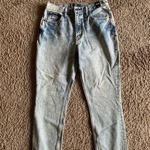 Women’s Abercrombie and fitch high rise mom jeans size 28